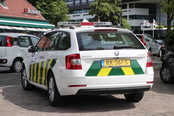 Araba Hollanda gümrük Douane yeşil sarı şeritleme ile beyaz araba ile Rotterdam bağlantı noktası adı. Gümrük vergisi organizasyon Hollanda parçası olan.
