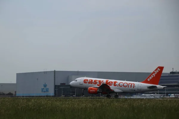 Ezih Airbus A319 111 Easyjet Aterriza Amsterdam Schiphol Airport Pista —  Fotos de Stock