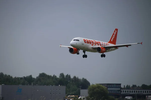 Ezih Airbus A319 111 Easyjet Landing Luchthaven Schiphol 18L 36R — Stockfoto