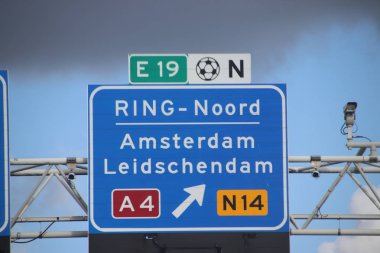 Bir bölme, bölgesel yol N14 Hollanda da yol ile Prins Clausplein geçerken, A4 otoyolu üzerinde yön işaretleri