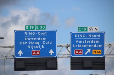 Bir bölme, bölgesel yol N14 Hollanda da yol ile Prins Clausplein geçerken, A4 otoyolu üzerinde yön işaretleri