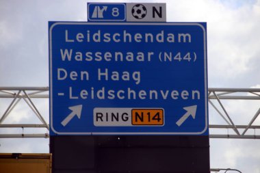 Bir bölme, bölgesel yol N14 Hollanda da yol ile Prins Clausplein geçerken, A4 otoyolu üzerinde yön işaretleri