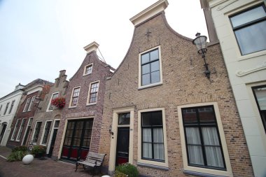 Şehir Haastrecht Hollanda sokaklarında eski binalar.