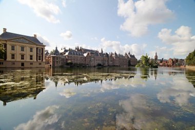 Hükümet ve Parlamento Binaları Lahey yansıması su havuzunun Hofvijver Hollanda