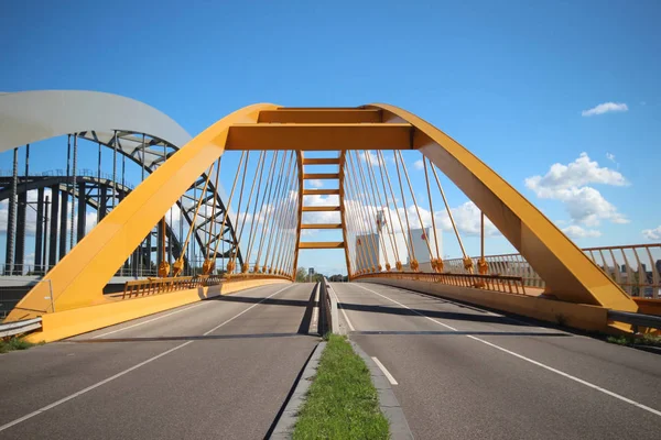Ярко Желтый Мост Имени Hogeweidebrug Через Амстердам Рейнский Канал Утрехте — стоковое фото