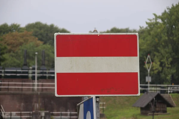 红色和白色标志为船这意味着没有入口在这一边在河 Hollandsche Ijssel 在荷兰干酪 — 图库照片