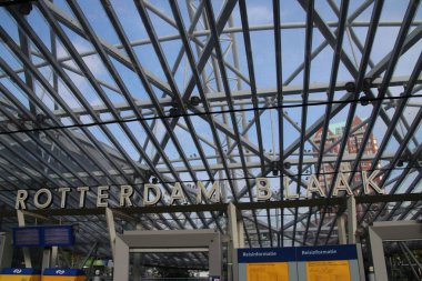 Tren ve Metro İstasyonu blaak Rotterdam toprak altında ana girişi.