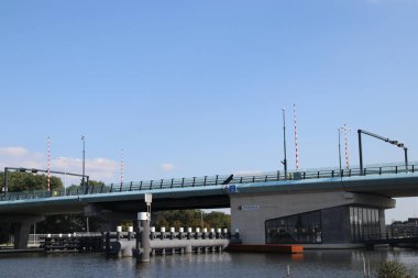 Canal Gouwe Gouda Hollanda şehirde Waddinxveen başlığa adlı yeni Amaliabrug köprüden.