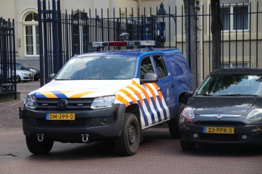 Askeri polis Noordeinde Sarayı Lahey, Kral Willem-Alexander çalışma Sarayı arkasında güvenlik.