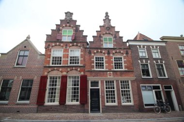 Eski eski binalar gibi kiliseler ve ortaçağda cadıların yandığı Oudewater kasaba Belediye Binası 