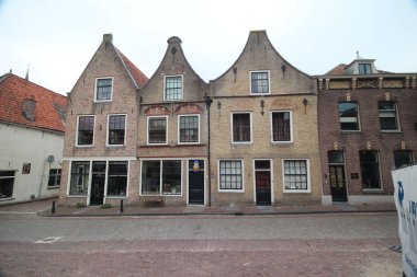 Eski eski binalar gibi kiliseler ve ortaçağda cadıların yandığı Oudewater kasaba Belediye Binası 