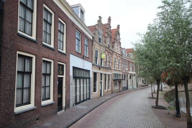 Eski eski binalar gibi kiliseler ve ortaçağda cadıların yandığı Oudewater kasaba Belediye Binası 