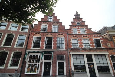 Eski eski binalar gibi kiliseler ve ortaçağda cadıların yandığı Oudewater kasaba Belediye Binası 