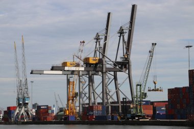 Vinçler ve gemi Heijpaat waalhaven Harbor, Hollanda, Rotterdam bağlantı noktası