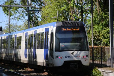 Rotterdam ve Lahey arasında hızlı toplu taşıma için Ret Randstadrail R-net metro.
