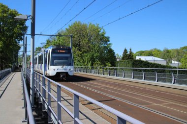 Rotterdam ve Lahey arasında hızlı toplu taşıma için Ret Randstadrail R-net metro.