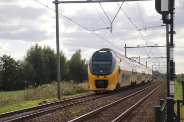 Şehir içi tren rayların Gouda ve Rotterdam adlı Moordrecht arasında.