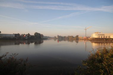 Sunrise renkli uçak yollar, çayırlar ve lezbiyen nehir Hollandsche IJssel nieuwerkerk adlı Hollanda, sis.
