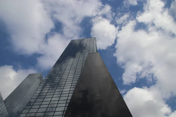 Nubes Cielo Azul Reflejándose Las Ventanas Espejo Del Rascacielos Delftse —  Fotos de Stock