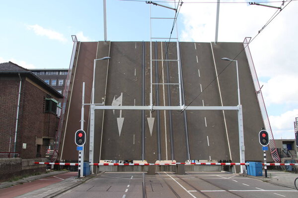 Открытый мост у шлюза Паркслуйс, соединяющего реку Ауде-Маас с каналом Рейн-Ски в гавани Роттердама
