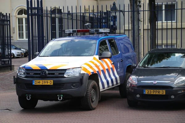 Askeri polis Noordeinde Sarayı Lahey, Kral Willem-Alexander çalışma Sarayı arkasında güvenlik.