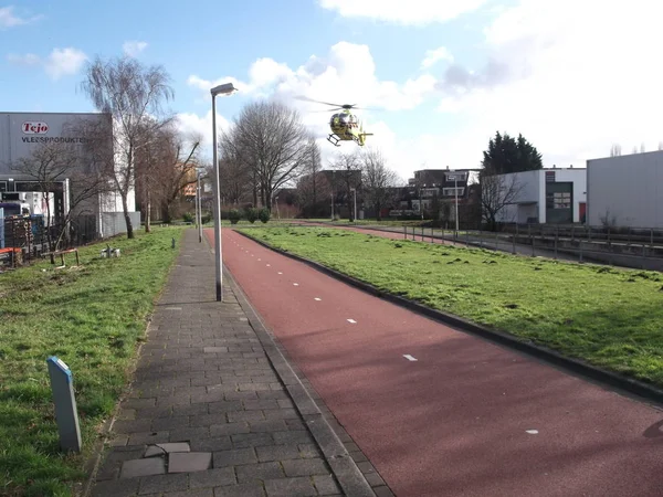 オランダのカペル アンデナイセル デンで救急で草の小さなストリップに外傷ヘリコプターを着陸します — ストック写真