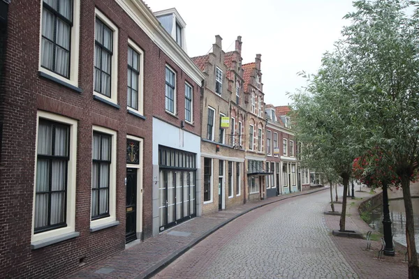 Eski eski binalar gibi kiliseler ve ortaçağda cadıların yandığı Oudewater kasaba Belediye Binası 