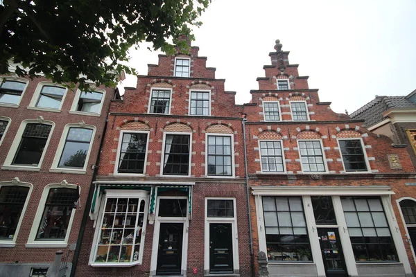 Eski eski binalar gibi kiliseler ve ortaçağda cadıların yandığı Oudewater kasaba Belediye Binası 