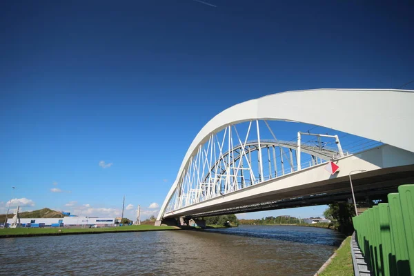 Поїзд Підвіски Мости Амстердам Рейн Канал Утрехт Нідерланди — стокове фото