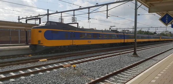 Intercity Vonat Típus Koploper Fut Végig Peronon Holland Gouda Állomás — Stock Fotó