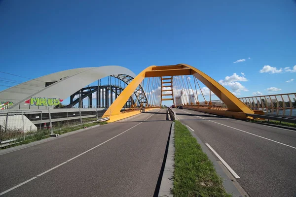 Yellow Hogeweidebrug Ponte Suspensa Utrecht Com Faixas Separadas Para Tráfego — Fotografia de Stock