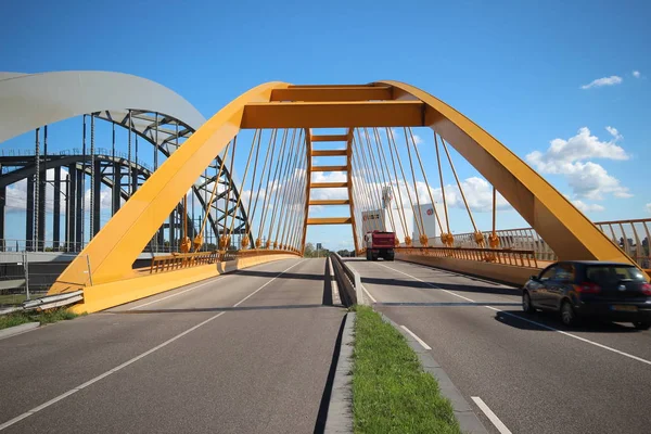 Yellow Hogeweidebrug Ponte Suspensa Utrecht Com Faixas Separadas Para Tráfego — Fotografia de Stock