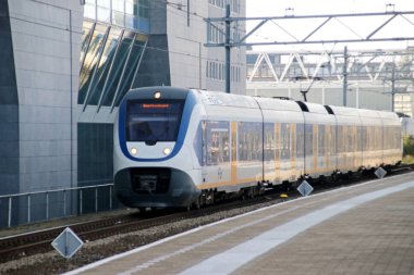 Yerel banliyö Slt Tren Tren İstasyonu Leiden Hollanda