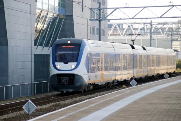 Local Commuter Slt Train Railway Station Leiden Netherlands — Stock Photo, Image