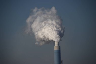 Hollanda Rotterdam Maasvlakte limanında Engie kömür santralı baca buhar çıkar.