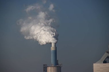 Hollanda Rotterdam Maasvlakte limanında Engie kömür santralı baca buhar çıkar.