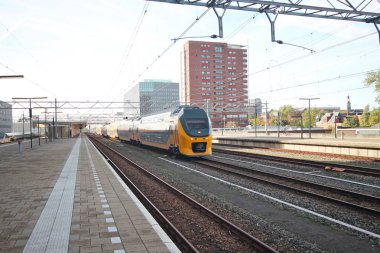 Yerel çift katlı şehir içi tren Tren İstasyonu Leiden Hollanda