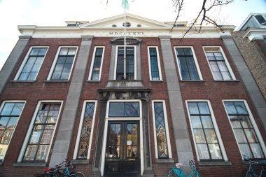 Hollanda Leiden şehir şehir içi kanallar ile eski binalar.