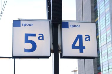 İşaretleri arasında platformları ile numarasını ve bölüm mavi ve beyaz Hollanda Leiden Centraal İstasyonu platformu