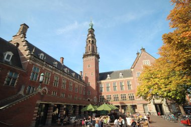 Hollanda Leiden şehir şehir içi kanallar ile eski binalar.