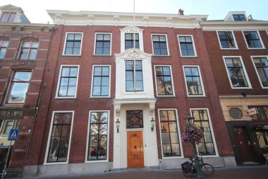 Hollanda Leiden şehir şehir içi kanallar ile eski binalar.