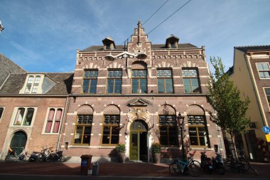 Hollanda Leiden şehir şehir içi kanallar ile eski binalar.