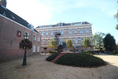 Amek'in, Hollanda Leiden şehrin iç şehirde yaşayan ünlü ressam için hatırlayarak birkaç heykelleri ile eski binalar