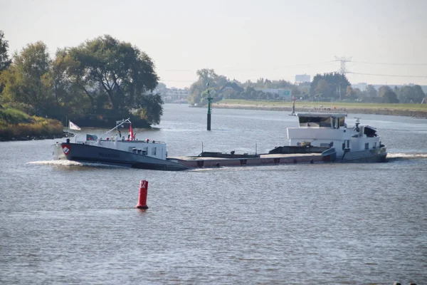 荷兰Nieuwerkerk Aan Den Ijssel的Hollandsche Ijssel河内陆货船 — 图库照片