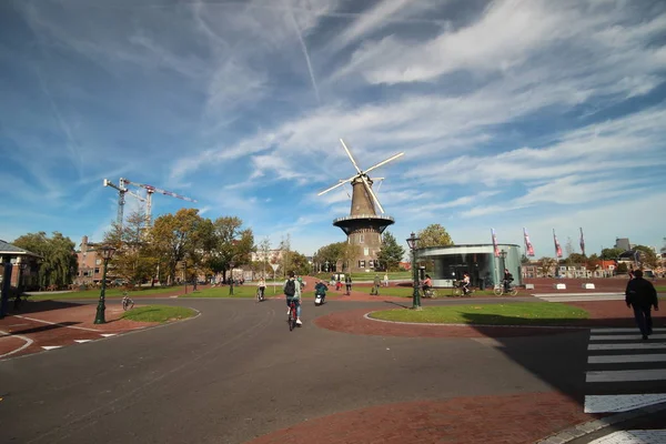 オランダのライデン内側市風車 Valk 風車があるそれの博物館 水の作品の一部 — ストック写真