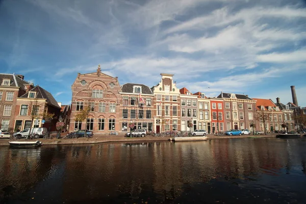 Staré Budovy Kanály Vnitřním Městě Města Leiden Nizozemsku — Stock fotografie