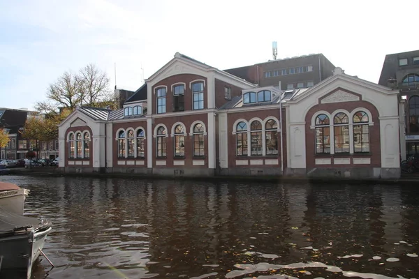 Edifícios Antigos Com Canais Centro Cidade Leiden Nos Países Baixos — Fotografia de Stock
