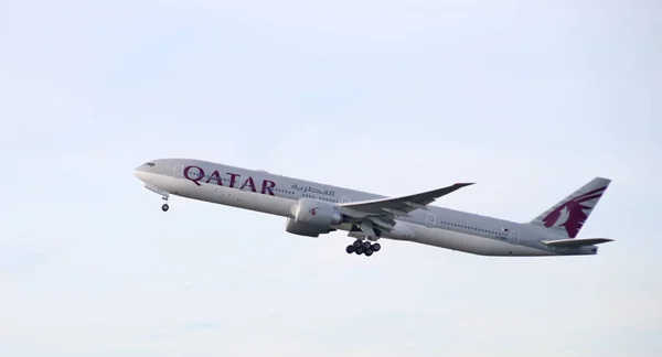 Bep Qatar Airways Boeing 777 3Dz Sale Desde Kaagbaan Schiphol — Foto de Stock