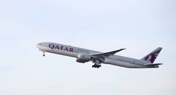 A7-BEP Qatar Airways Boeing 777-3DZ(ER) departs from the  Kaagbaan (06-24) of Schiphol Amsterdam The Netherlands