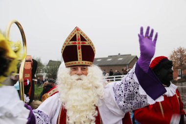 Sinterklaas Hollanda, rascism ve diğerleri bu mirası korumak isterken siyah yüz için yardımcı siyah Pete hakkında tartışma bir çok Noel Baba gibi Hollandalı geleneksel kutlama